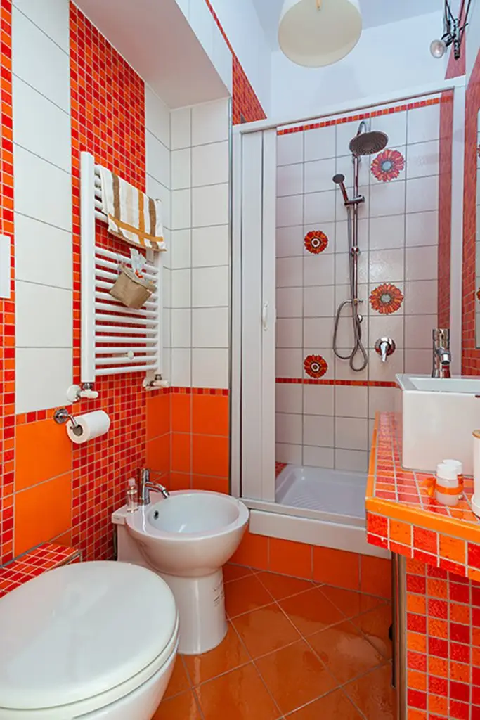 Panoramica bagno arancione