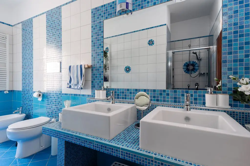 Bagno con doppio lavabo e grande specchio