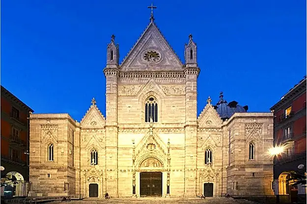 Facciata del duomo di Napoli