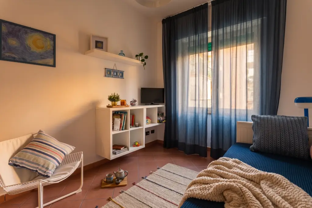 Camera blu per bambini con TV e area giochi