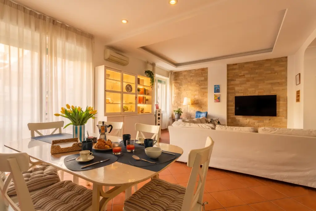Zona pranzo e soggiorno dell&rsquo;appartamento Kyntherland House