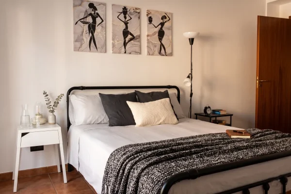 Camera Nera con letto matrimoniale al Vomero